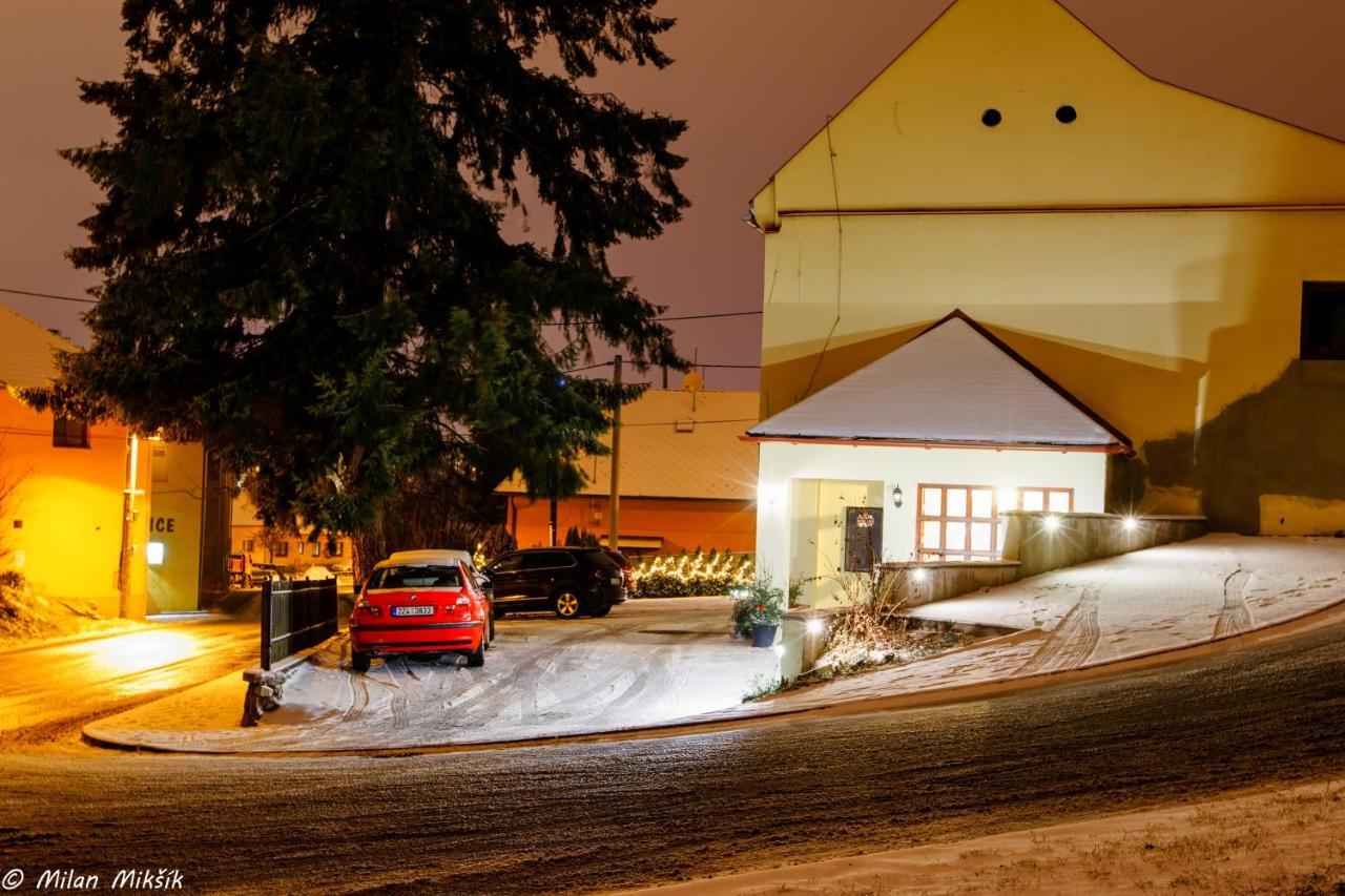 Restaurace A Penzion Pod Hradem Hotel Zlín Exterior foto